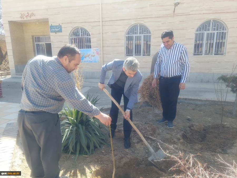 همزمان با جشن نیمه شعبان به مناسبت روزدرخت کاری باحضورجناب سرهنگ پاسدار رشادیان، سرکارخانم دکتر شوشتری و ریاست دانشگاه دکتر مهدی چم پور و حاج آقای مهدوی نژاد سه اصله نهال در فضای سبز آموزشکده کاشته شد.
 2