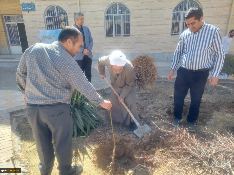 همزمان با جشن نیمه شعبان به مناسبت روزدرخت کاری باحضورجناب سرهنگ پاسدار رشادیان، سرکارخانم دکتر شوشتری و ریاست دانشگاه دکتر مهدی چم پور و حاج آقای مهدوی نژاد سه اصله نهال در فضای سبز آموزشکده کاشته شد.
 4