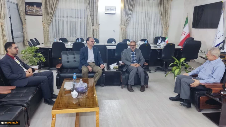 دیدار مهندس شادمان باهمراهی جمعی از همکاران آموزشکده قوچان بافرماندار محترم شهرستان قوچان 3