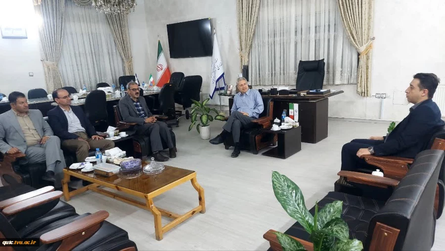دیدار مهندس شادمان باهمراهی جمعی از همکاران آموزشکده قوچان بافرماندار محترم شهرستان قوچان 4