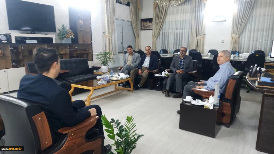 دیدار مهندس شادمان باهمراهی جمعی از همکاران آموزشکده قوچان بافرماندار محترم شهرستان قوچان 5