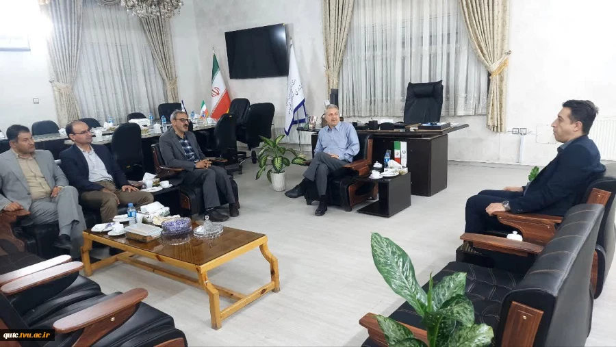 دیدار مهندس شادمان باهمراهی جمعی از همکاران آموزشکده قوچان بافرماندار محترم شهرستان قوچان 6